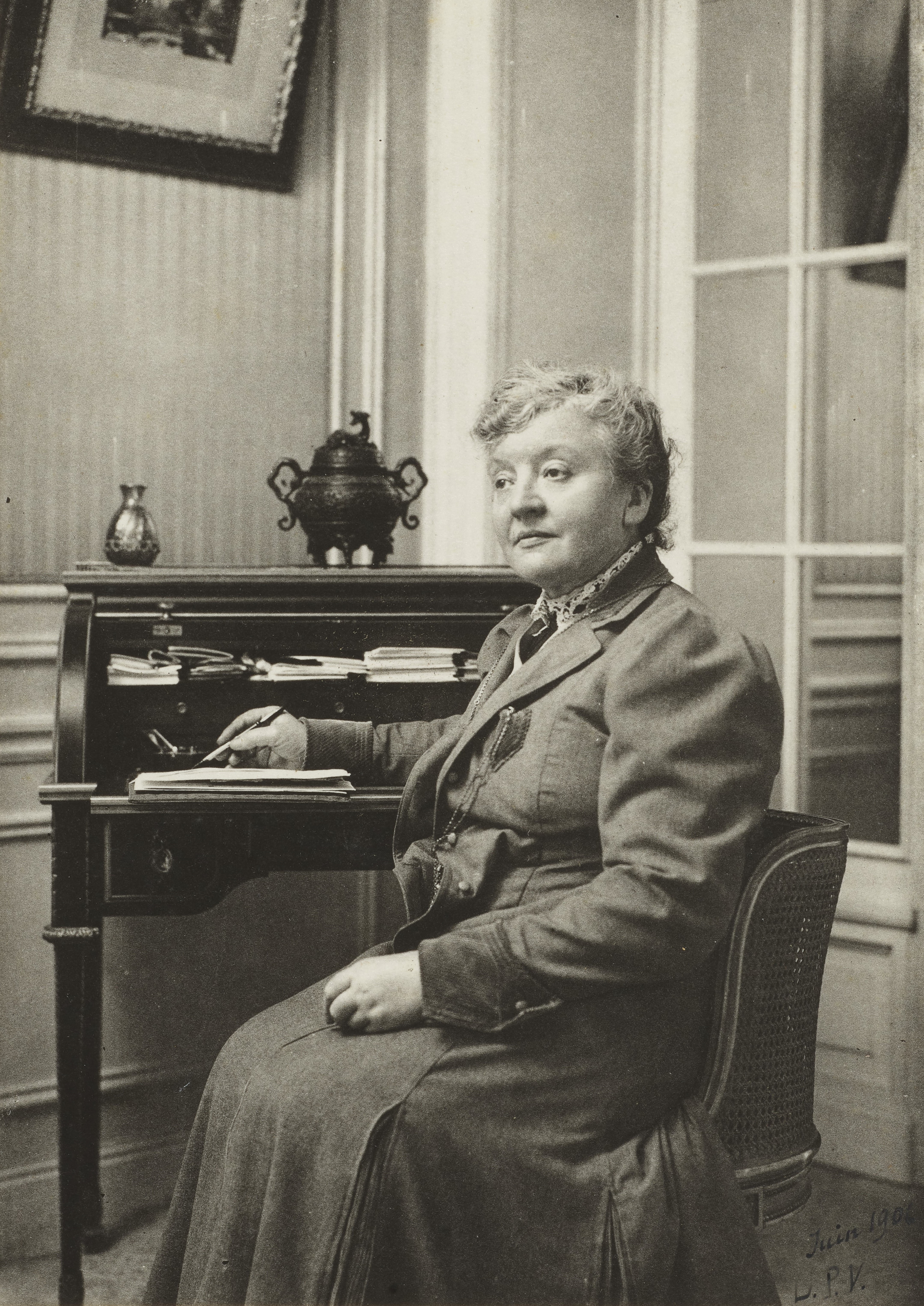 Camille Landais à son bureau — Archives Départementales de Maine-et-Loire