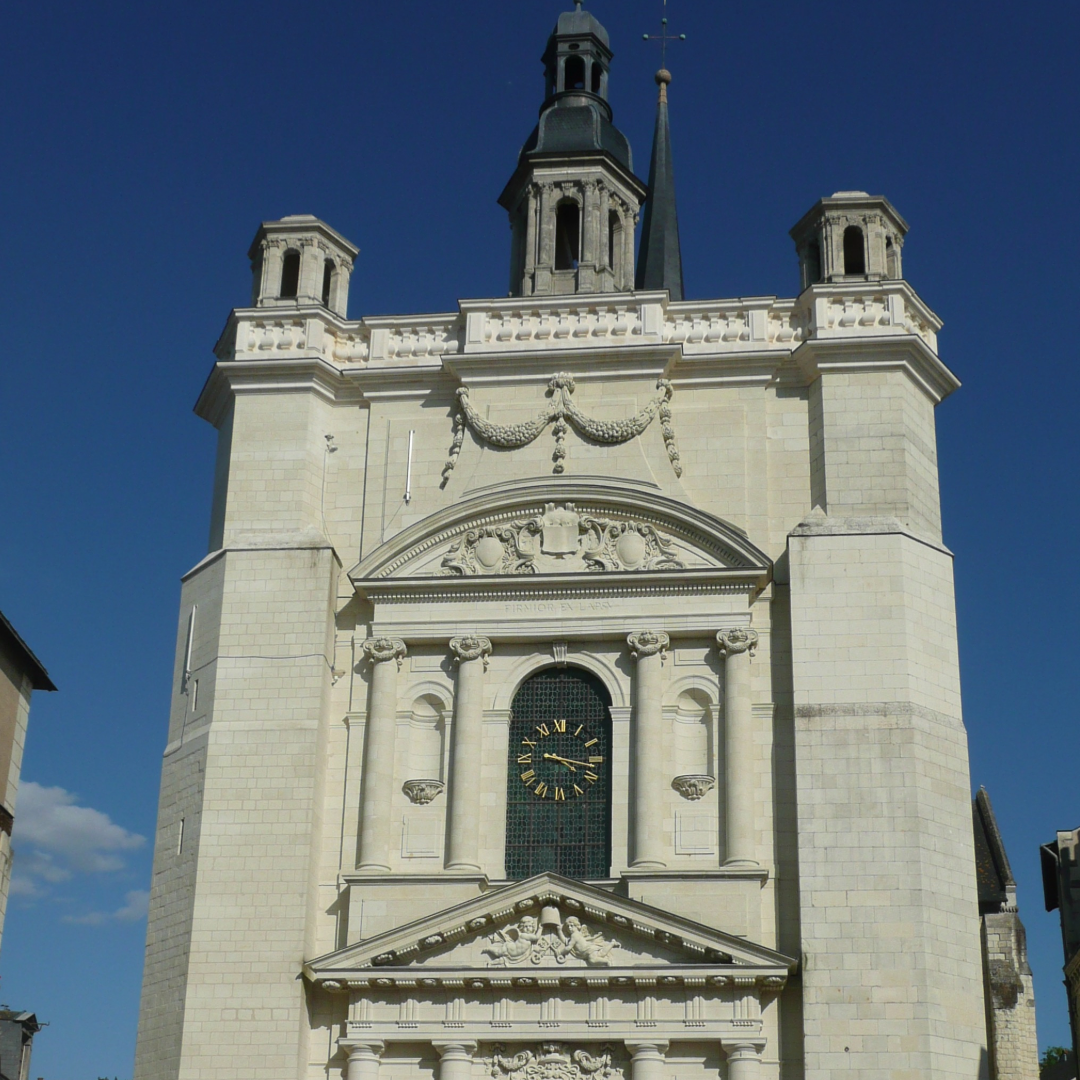 Suivre la signalétique du coeur historique de Saumur