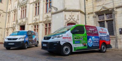 La Ville de Saumur présente ses deux nouveaux minibus en partenariat avec VISIOCOM