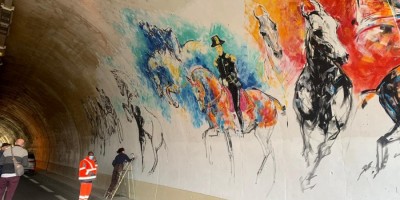 Liska Llorca habille les murs du tunnel au pied du Château