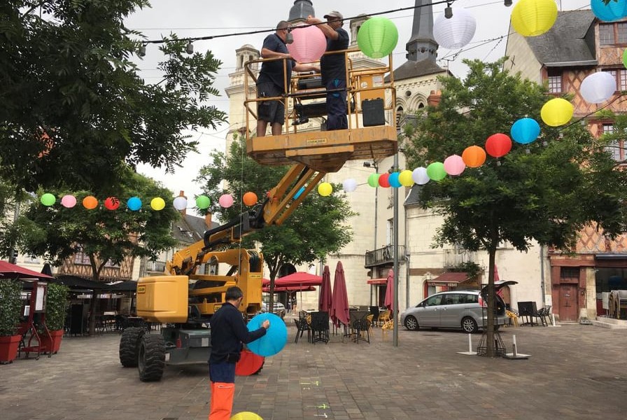 Exit les parapluies, place aux lanternes multicolores