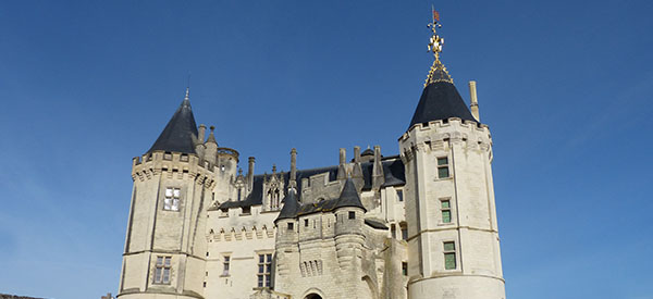 La tour sud-est du Château de Saumur et son épi de faîtage se dévoilent