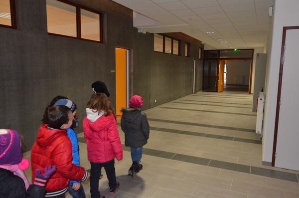 Les enfants du Clos Coutard visitent leur nouvelle école