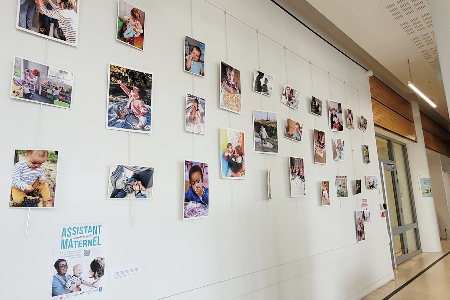 L'exposition "Assistante maternelle, voyage en terrain connu ?" dans le hall de la mairie de Saumur