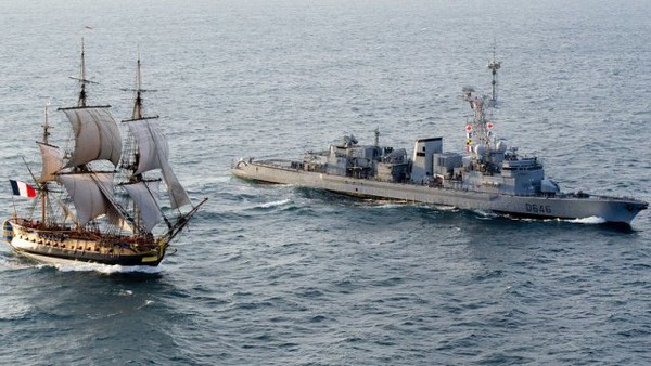 Le Latouche-Tréville rend les honneurs à L'Hermione