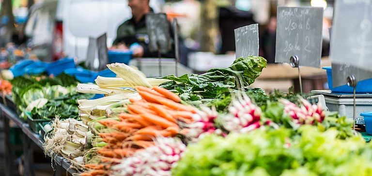 Marché alimentaire : retour Place du Puits Neuf