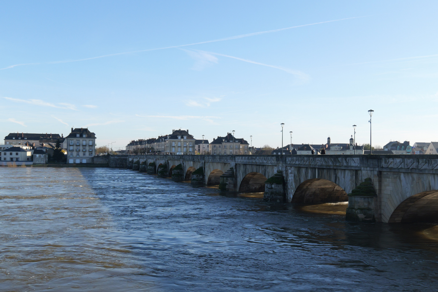 D&eacute;crue : r&eacute;ouverture progressive des quais et des rues &agrave; Saumur
