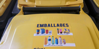 La livraison des bacs jaunes « emballages » sur Saumur se poursuit