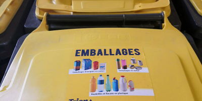 La livraison des bacs jaunes « emballages » sur Saumur se poursuit