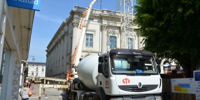 Le béton coule à flot sur le toit du théâtre