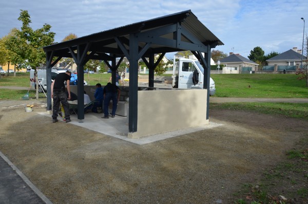 Chantier de jeunes sur la place du Clos Grolleau