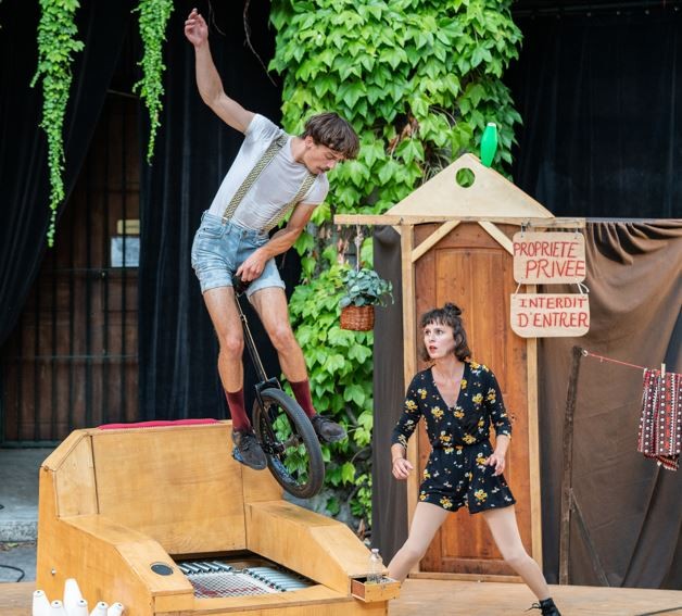Deux acrobates s'invitent dans les Hauts-Quartiers pour un spectacle de cirque