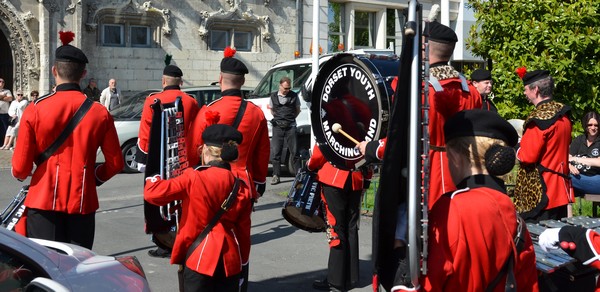 The Dorset Youth Marching Band offre une aubade à la mairie