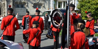 The Dorset Youth Marching Band offre une aubade à la mairie