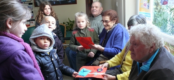 Les enfants dessinent pour les personnes âgées