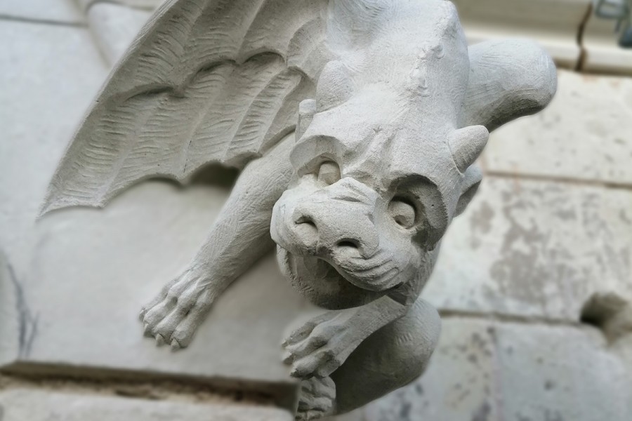 Exposition dans la cour d'honneur de l'Hôtel de Ville de Saumur : Attention, gare aux dragons !