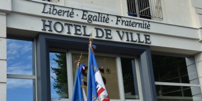 Inauguration de la devise républicaine sur le fronton de l'Hôtel de Ville.