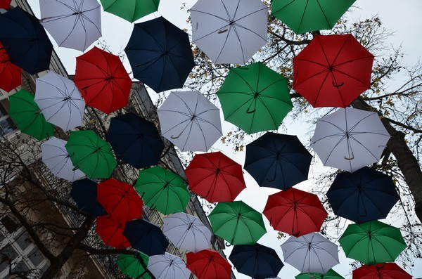 250 parapluies flottent dans le ciel de Saumur