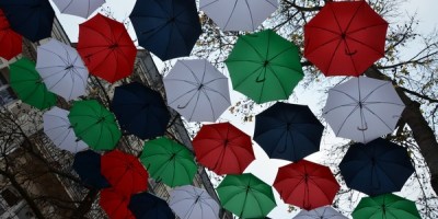 250 parapluies flottent dans le ciel de Saumur