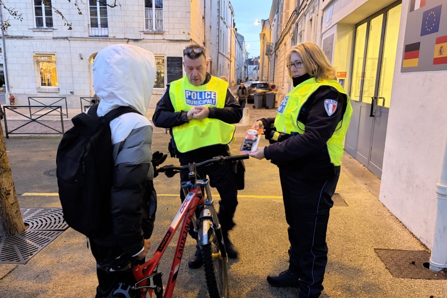 La police municipale agit pour la sécurité des jeunes cyclistes