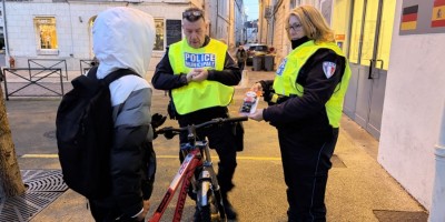 La police municipale agit pour la sécurité des jeunes cyclistes