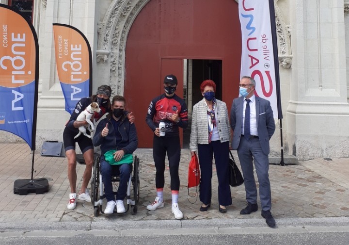 Tour de France à vélo au profit de la Ligue contre le Cancer : Fabrice et Briac de passage à Saumur