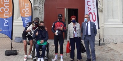 Tour de France à vélo au profit de la Ligue contre le Cancer : Fabrice et Briac de passage à Saumur